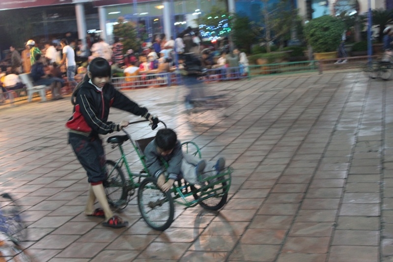 "Sao thắng lại thế" - "Xe tuột xích chị đừng đẩy nữa mà mệt" - "Ngốc ạ! Cứ để chị đẩy cho"