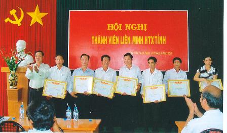 Trao Bằng khen của UBND tỉnh, Liên minh HTX Việt Nam tặng các HTX, QTDND có thành tích xuất sắc năm 2009 tại Hội nghị tổng kết thi đua 5 năm.