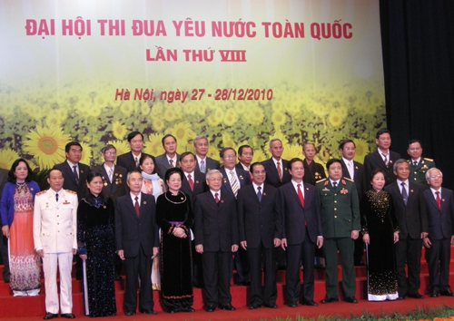 Các đồng chí lãnh đạo Đảng và Nhà nước chụp hình lưu niệm với đại biểu