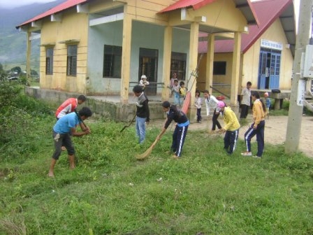 Đoàn viên thanh niên dọn vệ sinh quanh nhà cộng đồng chuẩn bị để đón Tết.