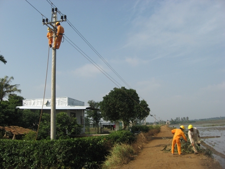 Công nhân Công ty Điện lực Dak Lak đang tiến hành sửa chữa đường dây tại xã Ea Kly.