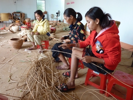 HTX Mây tre đan Ea Kao góp phần giải quyết việc làm cho nhiều lao động nhàn rỗi tại địa phương. (Ảnh: Lê Ngọc)