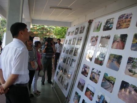 Đông đảo người dân đến xem tranh tại Hội thi triển lãm tranh biếm họa do Ban an toàn giao thông tỉnh phối hợp với Công an tỉnh tổ chức.