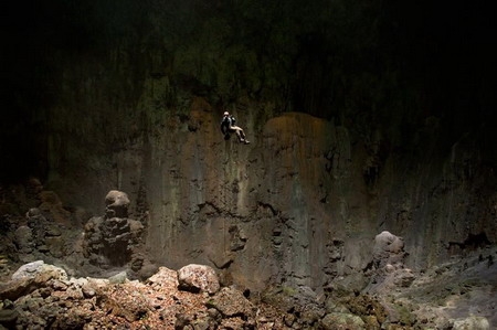 Cách duy nhất để vào hệ thống hang động là đu dây từ từ vách hang Loọng Con, cao khoảng 70m
