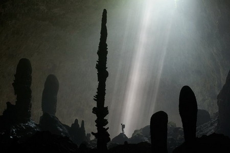 Dòng “thác” ánh sáng dội từ trên bề mặt xuống, để lộ những cột thạch nhũ dẹt và nhẵn thín, với nhiều hình thù lạ mắt trong lòng hang Loọng Con. Các nhà thám hiểm đã gọi đây là Vườn xương rồng.