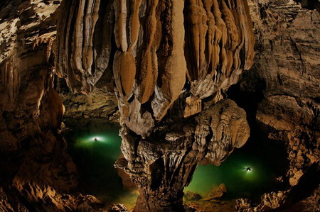 Một chiếc cột khổng lồ trong hang Kén, một trong 20 hang mới được phát hiện vào năm 2009 tại Việt Na