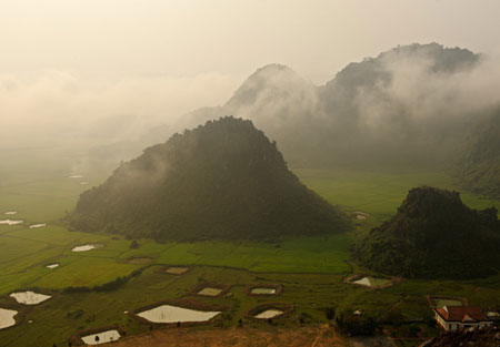  Sương mù quét qua Rừng quốc gia Phong Nha – Kẻ Bàng, nơi đã “cất giấu” một trong những hệ thống hang động lớn nhất châu Á. 