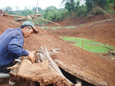 Hạn hán ở xã Cư Pơng (Krông Buk) trong mùa khô năm 2010. (Ảnh: T.L)