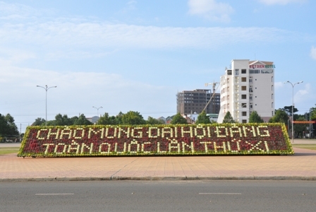 Chào mừng  Đại hội Đảng toàn quốc lần thứ XI được kết bằng hoa tại Quảng trường Trung tâm