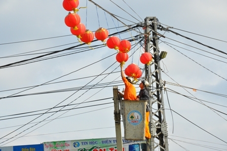 Công nhân Công ty môi trường đô thị thành phố tiếp tục trang trí cho thành phố thêm đẹp trước thềm Đại hội