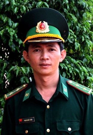 Trung úy, quân nhân chuyên nghiệp Phạm Quốc Tuấn. Nhân viên đội vận động quần chúng Đồn Biên phòng Sêrêpôk (743).