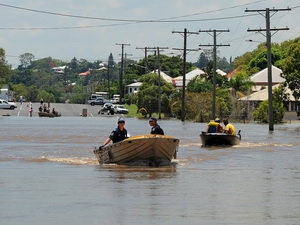 Cảnh sát tuần tra để ngăn chặn nạn cướp phá tại các khu vực ngập lụt ở Rockhampton ngày 4/1. (Nguồn: AFP/