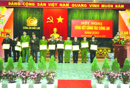 Lãnh đạo Công an tỉnh trao bằng khen cho các tập thể, cá nhân có thành tích xuất sắc trong công tác năm 2010.