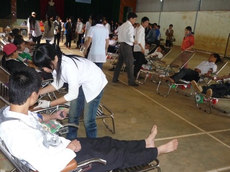 Học sinh trường THPT Buôn Hồ và THPT Hai Bà Trưng tham gia hiến máu.