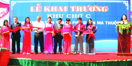 Cắt băng khánh thành khu chợ C - Chợ trung tâm Buôn Ma Thuột. (Ảnh: V.C)