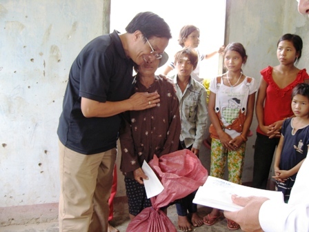 Đồng chí Trương Minh Thắng, Tổng Biên tập Báo Dak Lak trao quà cho đồng bào nghèo trong Chương trình "Chung tay vì cộng đồng". (Ảnh: Lan Anh)