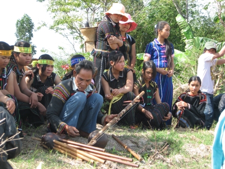 Già Y Long đang dạy cho thanh niên trong làng cách chế tác cây đàn Prố.