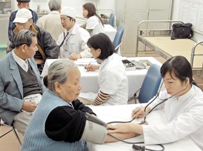 Công tác chăm sóc sức khỏe cho người  cao tuổi ngày càng được xã hội quan tâm