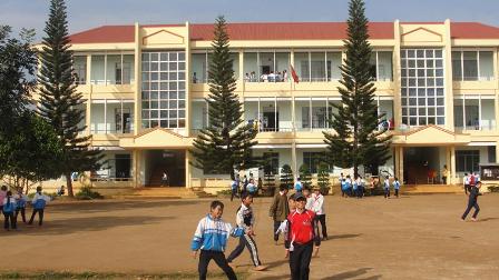 Học sinh trường THCS Nguyễn Tất Thành trong giờ ra chơi.