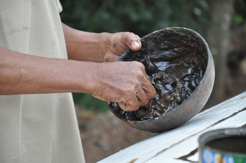 Bột trét (người dân nơi đây gọi là hồ chai), được làm từ hỗn hợp nhựa cây dầu và dầu hỏa theo một công thức 