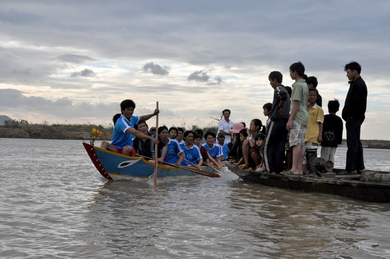 Trong khi đó, đây là năm đầu tiên đội thuyền đua thị trấn Buôn Trấp tham gia 