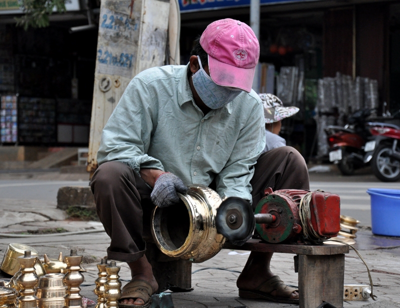 Những người làm nghề đánh bóng lư đồng cũng nhiều việc làm hơn