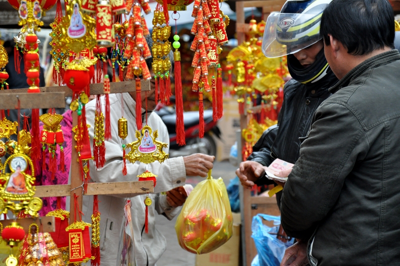 tại nhiều phố phường Sài Gòn bày bán nhiều phong bao lì xì, nhiều vật dụng trang trí đẹp mắt