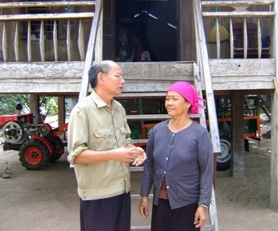 Ông Nguyễn Xuân Nghi, Bí thư Chi bộ thôn 4 (thị trấn Ea Súp, huyện Ea Súp) luôn gần gũi với bà con.