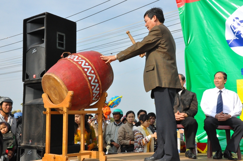 Đại diện Ban tổ chức đánh trống khai hội