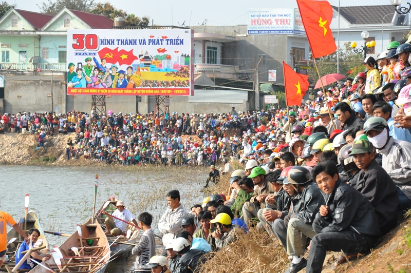 Hàng ngàn người dân và du khách đã đến xem và cổ vũ cho các đội đua