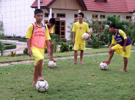 Lương Hoàng Nam trên sân tập của Học viện Bóng đá Hoàng Anh Gia Lai - Arsenal JMG