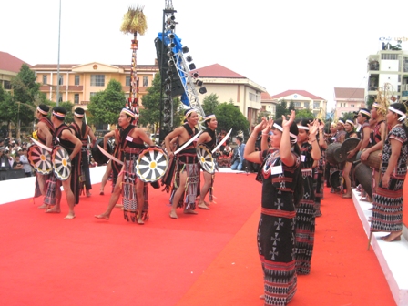 Biểu diễn cồng chiêng cùng với múa dân gian tại Festival Cồng chiêng - Dak Lak năm 2007. (Ảnh: L.H)