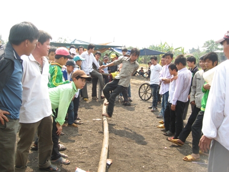 Hào hứng tham gia trò chơi "Đi qua cầu Kiều".