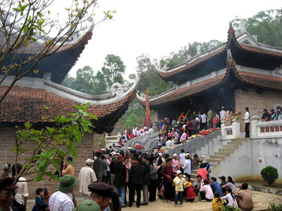Du khách tham quan khu di tích Đền thờ Bà Triệu. (Ảnh: T.L)