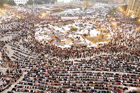 Dòng người biểu tình đổ về quảng trường Tahrir tại thủ đô Cairo. (Ảnh: Internet)