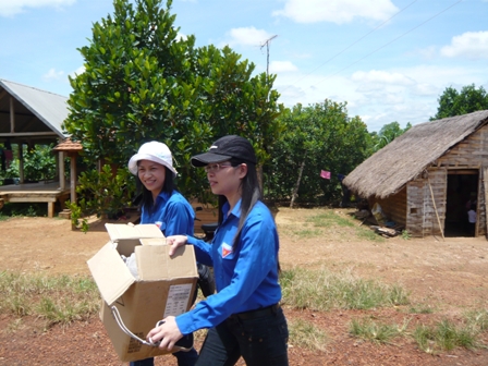 Phan Nhi Thư (bìa phải) trong một chuyến công tác cứu trợ đồng bào buôn Đung B (Ea Khal, Ea H'leo)