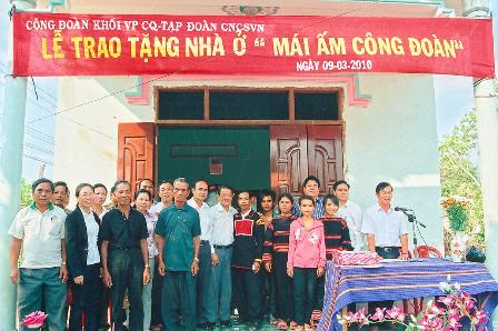 Nông trường Cao su Ea Ram (Công ty Cao su Ea H'leo) tặng nhà "mái ấm công đoàn" cho một hộ gia đình có hoàn cảnh khó khăn. (Ảnh: Quang Trung)