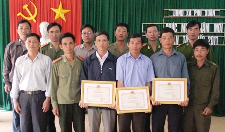 Một số quần chúng ở xã Phú Xuân nhận giấy khen của lãnh đạo CA tỉnh.