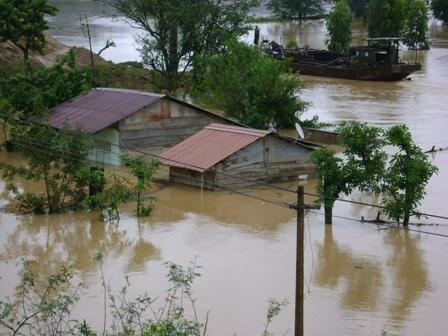 Mưa to kéo dài vào tháng 11-2010 khiến nhiều nhà dân ở xã Hòa Hiệp (Cư Kuin) bị ngập trong nước. (Ảnh: Nguyễn Xuân)