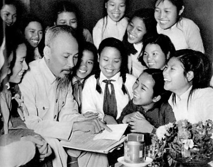 Bác Hồ với học sinh trường nữ Trưng Vương (Hà Nội 1956). (Ảnh: T.L)