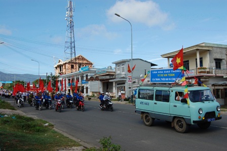 Đoàn viên thanh niên, học sinh Trường THPT Krông Bông tham gia mít tinh tuyên truyền an toàn giao thông đường bộ.