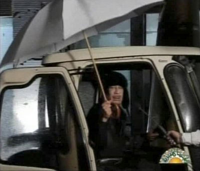 Tổng thống Gaddafi ngồi trên xe che ô phát biểu trước truyền hình quốc gia. Ảnh: AP