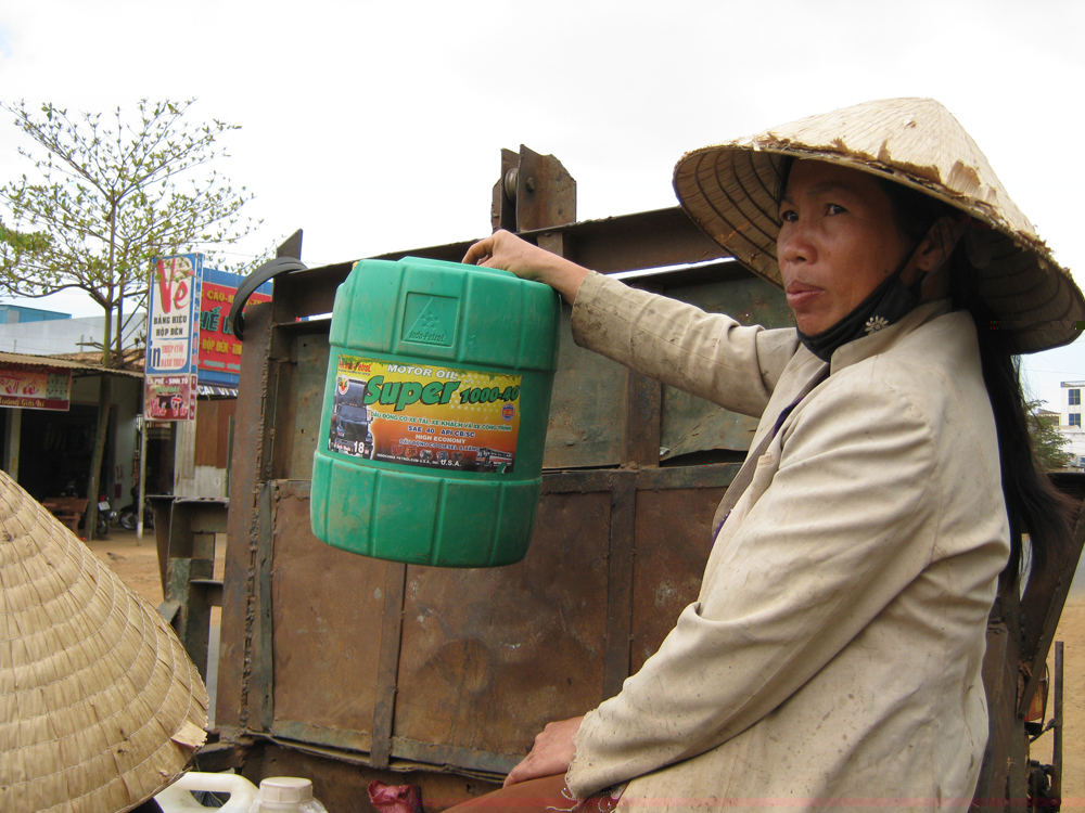 Bà Nguyễn Thị Hương (xã Ea Sim, Krông Buk) mang can nhựa đi mua dầu về tưới cà phê nhưng phải về không