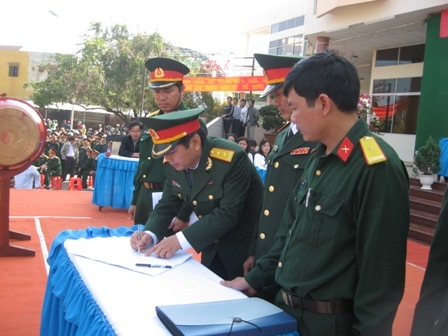 Đại diện Trung đoàn thông tin 575, Trung đoàn bộ binh 66-Sư đoàn 10-Quân đoàn 3, Lữ đoàn pháo phòng không 573 (Quân khu 5), Trung đoàn bộ binh 584 (Bộ CHQS tỉnh) ký biên bản giao nhận quân với Hội đồng NVQS TP. Buôn Ma Thuột. (Ảnh: Đ.L)