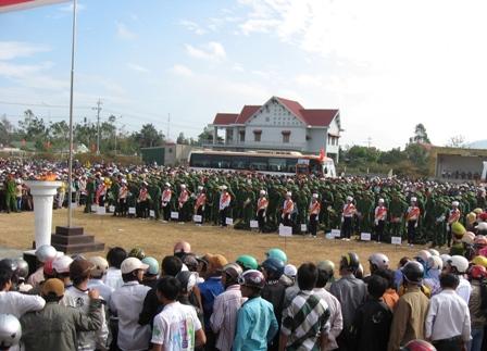 Lễ giao nhận quân tại huyện Krông Bông. (Ảnh: Phan Tuân)