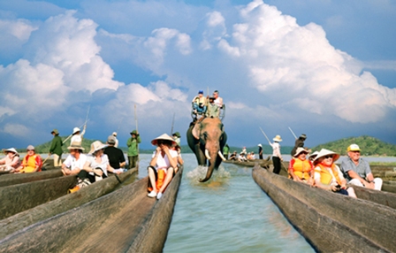 Du khách du lịch trên Hồ Lak