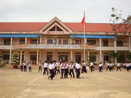 Dựa vào sức dân, trường THCS Nguyễn Khuyến huyện Ea Kar ngày càng khang trang hơn.