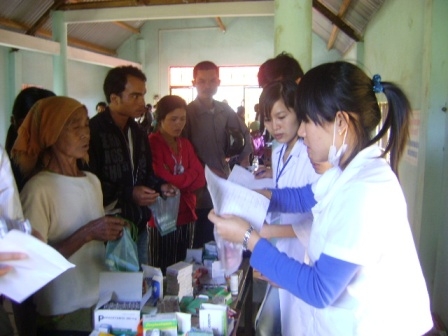 Hội Thầy thuốc trẻ tỉnh cấp phát thuốc miễn phí cho người dân thôn 1 xã Ea Trang, huyện M'Drak. (Ảnh: Tuấn Anh)