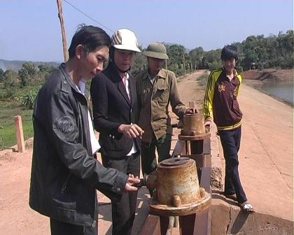 Kiểm tra thực trạng mất thiết bị công trình thủy lợi hồ A6 (xã Ea Wy, Ea H’leo).