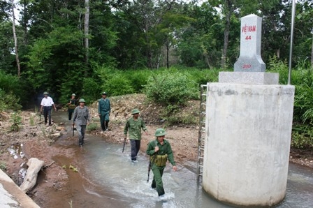 Các chiến sĩ đồn biên phòng Ya T’Mốt đang đi tuần tra Biên giới. (Ảnh: C.D)